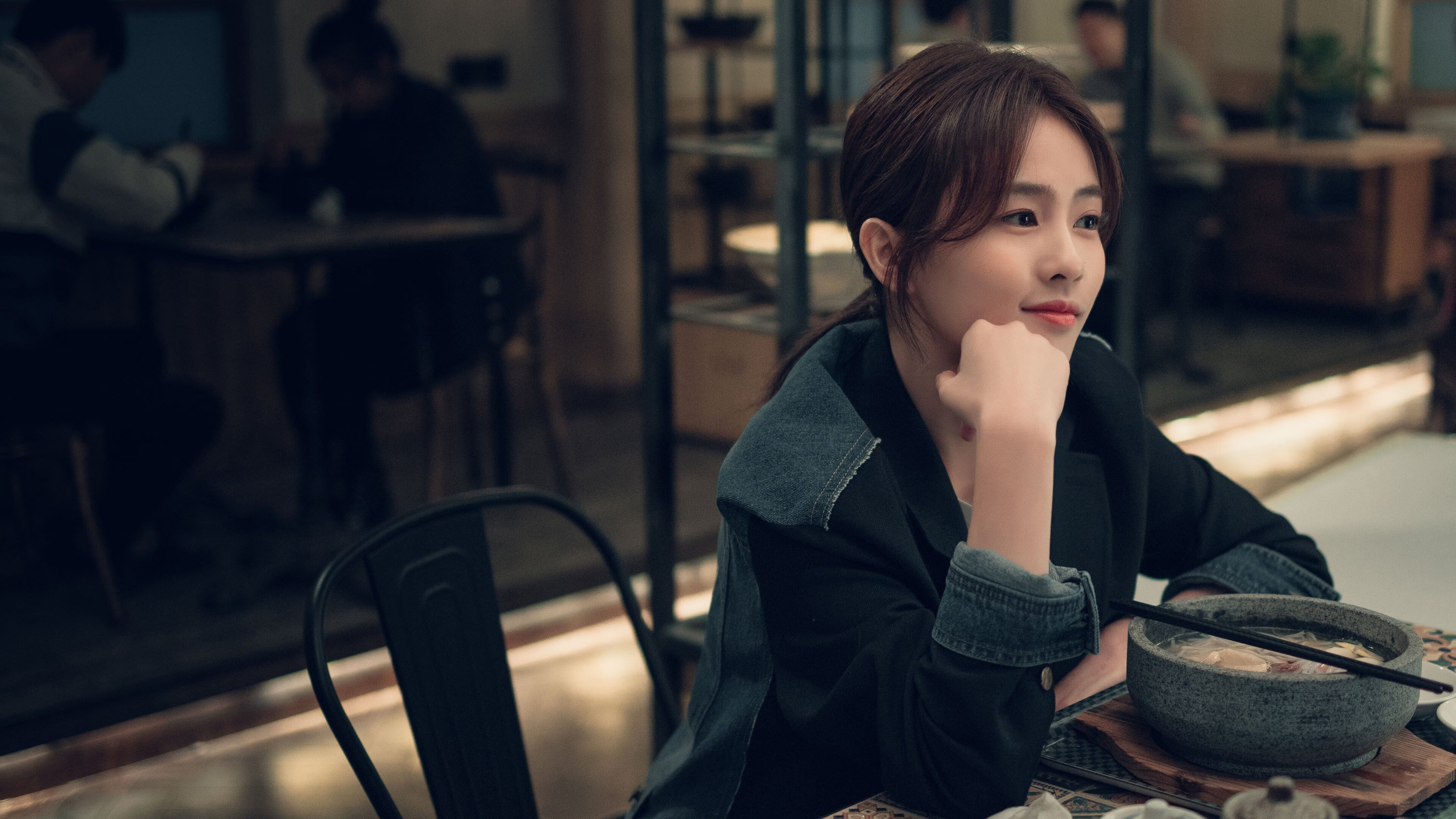 湖人前锋参与综艺节目展现幽默一面，湖人现役大前锋