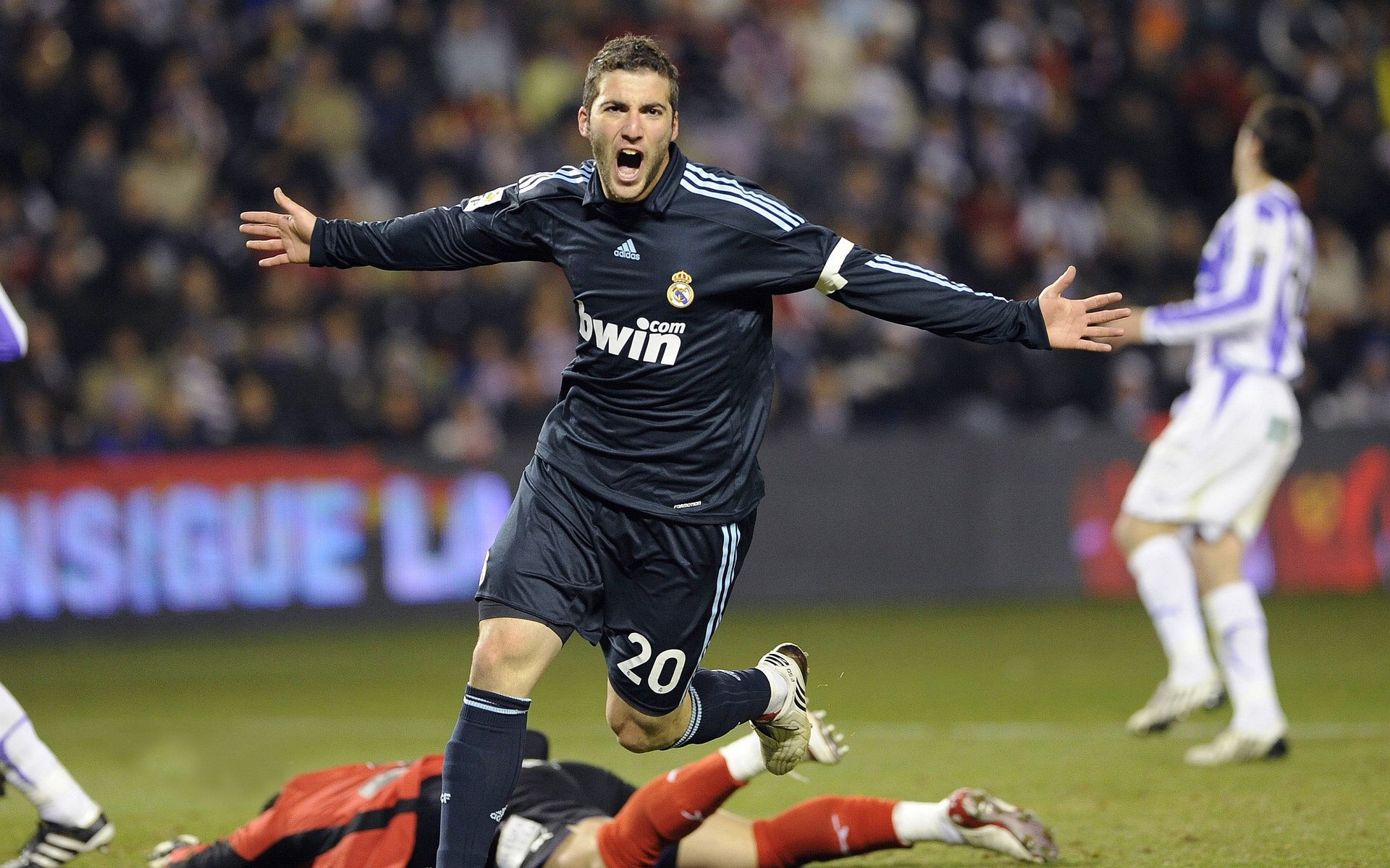 麦基翁带领接力队强势回归，麦基翁采访视频